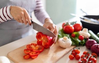 هل هناك أطعمة تبطئ الشيخوخة؟ خبير تغذية يحسم الجدل