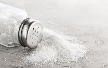 رغم التحذيرات من الإكثار.. تقليل الملح بشدة يشكل مخاطر صحية غير متوقعة