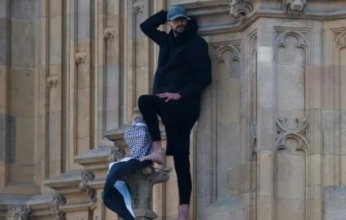 رجل يتسلق برج «بيج بن» رافعًا علم فلسطين (فيديو)