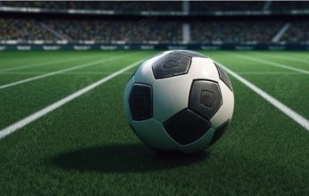 امرأة تقتحم ملعبا وتضرب لاعبا في مباراة كرة قدم