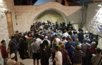 بالفيديو.. مستوطنون يقتحمون "مقام النبي يوسف" شرق نابلس تحت حماية شرطة الاحتلال