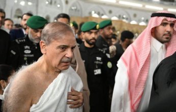 رئيس وزراء باكستان يؤدي مناسك العمرة