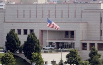 السفارة الأمريكية في دمشق تدعو مواطنيها إلى مغادرة سوريا فوراً.. ماذا يحدث؟