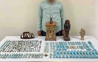 مصر.. القبض على شخص يخفي 392 قطعة أثرية في منزله