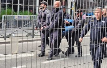 شرطة الاحتلال تعتقل ناشطًا بارزًا مناهضًا للحكومة أمام منزل نتنياهو