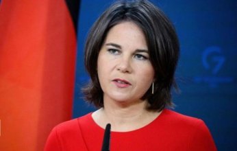 وزيرة الخارجية الألمانية في تجربة غير متوقعة داخل مطعم ببرلين (فيديو)