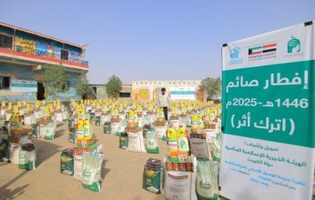 تقديم مئات السلال الغذائية وآلاف الوجبات الرمضانية في اليمن بتمويل كويتي