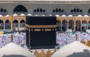 لحظات روحانية.. جموع المصلين بالمسجد الحرام يؤدون آخر صلاة جمعة بشهر رمضان