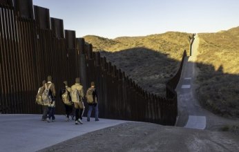 الولايات المتحدة تستأنف بناء الجدار الحدودي مع المكسيك لتعزيز الأمن
