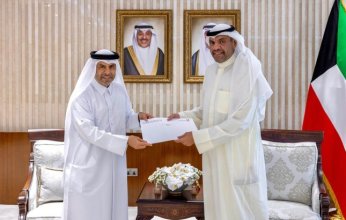 وزير الخارجية الكويتي يتسلم رسالة خطية من رئيس مجلس الوزراء وزير خارجية دولة قطر