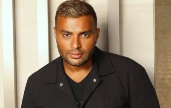 رامي صبري يستقبل المعزين في والدة زوجته بمسجد الشرطة بالشيخ زايد