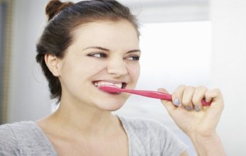 تحذير من أخطاء شائعة في تنظيف الأسنان قد تضر بصحتك الفموية.. ما هي؟