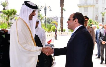 أمير قطر على رأس مستقبلي الرئيس المصري بمطار حمد الدولي