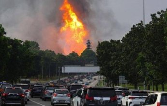 انفجار أنبوب غاز يسبب حريقا في ماليزيا.. ماذا يحدث؟