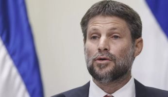 وزير المالية الإسرائيلى يهاجم رئيس الأركان ورئيس الشاباك باجتماع للكابينت بسبب حرب غزة