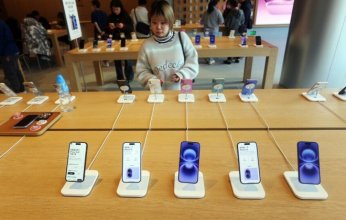 رسوم ترمب تهدد بمضاعفة أسعار أجهزة "آبل" حال نقل الإنتاج إلى الولايات المتحدة