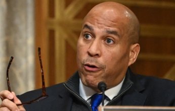 رقم قياسي.. سيناتور أمريكي يلقي خطابا ماراثونيا لأكثر من 25 ساعة ينتقد فيه سياسات ترامب