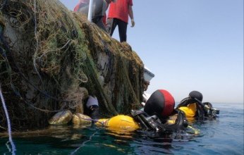 فريق الغوص الكويتي يرفع شباك صيد من شعاب (أم ديرة) تزن 200 كيلوغرام وبعمق 9 أمتار
