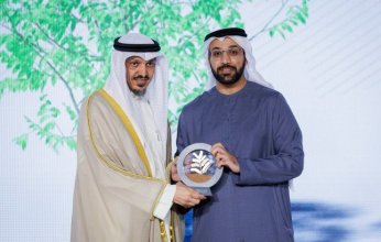 جامعة محمد بن زايد تكرم مدير مركز تعزيز الوسطية الكويتي لجهوده في محاربة التطرف