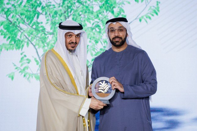 جامعة محمد بن زايد تكرم مدير مركز تعزيز الوسطية الكويتي لجهوده في محاربة التطرف جامعة محمد بن زايد تكرم مدير مركز تعزيز الوسطية الكويتي لجهوده في محاربة التطرف