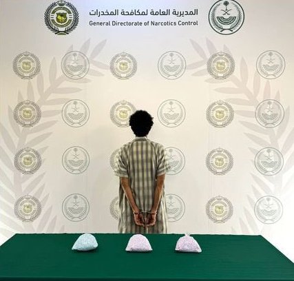 ضبط شخص لترويجه (21، 730) قرصًا خاضعًا لتنظيم التداول الطبي بمحافظة الطائف ضبط شخص لترويجه (21، 730) قرصًا خاضعًا لتنظيم التداول الطبي بمحافظة الطائف