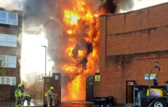 بالفيديو.. شاهد حريق هائل في محطة كهرباء بلندن