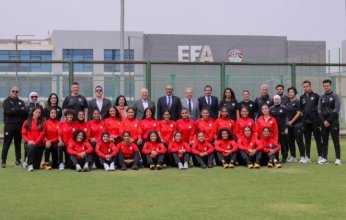 أبو ريدة يلتقي نظيره الفرنسي فيليب ديالو ويهديه درع الاتحاد وقميص المنتخب