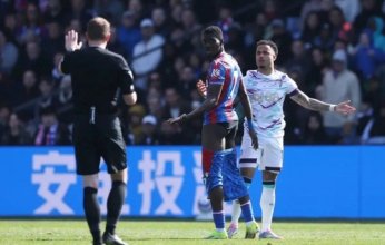 "بالملابس الداخلية".. تصرف مثير للجدل أثناء مشاجرة في لقاء بورنموث وكريستال بالاس