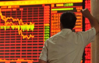 انخفاض مؤشرات الأسهم الصينية وتراجع سعر صرف اليوان أمام الدولار