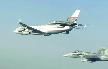 بالفيديو.. سرب من الطائرات الحربية يرافق طائرة الرئيس المصري في الأجواء الكويتية