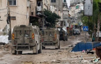 العدوان الإسرائيلي على الضفة الغربية يتصاعد.. اقتحامات تطال 13 بلدة واعتقال 22 فلسطينياً من الخليل وجنين