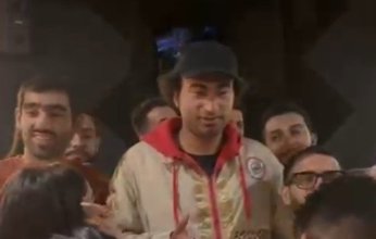 علي ربيع يحتفل بـ"الصفا الثانوية بنات" مع جمهوره بإحدى دور العرض السينمائي