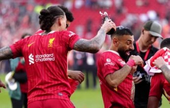 الكشف عن محتوى المشروب الذي سكبه نونيز على صلاح في احتفالات ليفربول