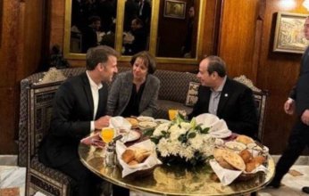 شاهد.. الرئيس المصري يصطحب نظيره الفرنسي إلى أحد مطاعم خان الخليلي لتناول العشاء