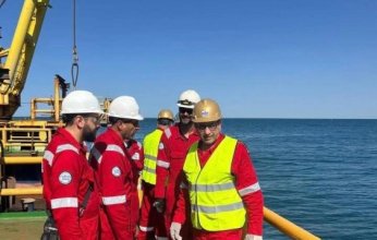 مصر: رئيس البترول البحرية يتفقد أعمال تركيب جاكت منصة بحقل غاز غرب البرلس بإدكو