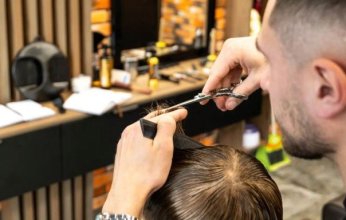 شاهد | بالفيديو.. تحول مدهش لرجل قص شعره لأول مرة منذ 4 سنوات