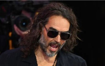 فضيحة كبرى.. الممثل البريطاني رأسل براند يواجه خمس تهم اغتصاب واعتداء جنسي