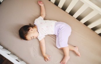 تحذير علمي: مواد كيميائية سامة في مراتب الأطفال تهدد نمو الدماغ