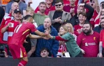 محمد صلاح يلتقط "سيلفي ذهبي" بهاتف فتاة