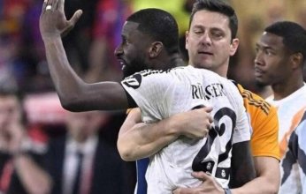 لقطات صادمة لاعتداء نجم ريال مدريد على حكم الكلاسيكو