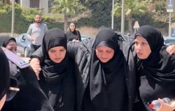 دموع الفقد تودّع سليمان عيد.. انهيار زوجته خلال مراسم الجنازة