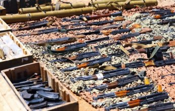 سوريا.. ضبط مستودع أسلحة وذخائر في ريف دمشق معدّ للتهريب إلى خارج البلاد (صور)