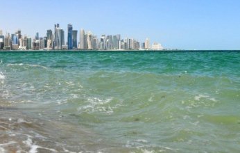 الأرصاد الجوية القطرية تحذر من رياح قوية متوقعة وأمواج عالية في البحر الليلة