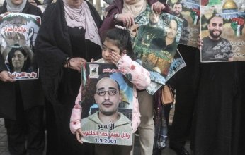 وصول 11 أسيرًا فلسطينيًا إلى مستشفى غزة الأوروبي بعد الإفراج عنهم من الاحتلال الإسرائيلي
