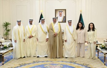 ولي العهد الكويتي يستقبل وزير (التجارة) ورئيس وأعضاء مجلس مفوضي هيئة أسواق المال