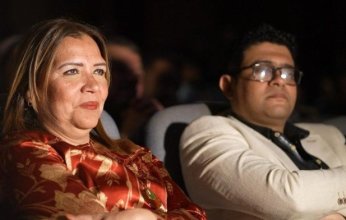 بالصور.. "غادة جبارة" تشرف على التجهيزات الفنية لعروض مهرجان الفضاءات المسرحية