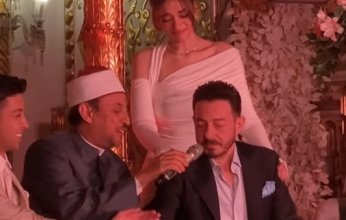 شاهد| بالفيديو.. بكاء الفنان أحمد زاهر خلال عقد قرآن ابنته ليلى على هشام جمال