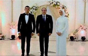 الرئيس المصري يستجيب لدعوة ابنة شهيد شرطة ويحضر عقد قرانها (فيديو)