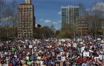 آلاف الأمريكيين يتظاهرون في عدة مدن ضد سياسات ترامب.. ماذا يحدث؟