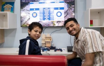 مصطفى عماد في زيارة إنسانية لمرضي مستشفى الناس: صرح عظيم نفخر بوجوده في بلدنا